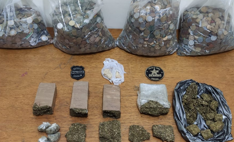 Material apreendido, sobre uma mesa