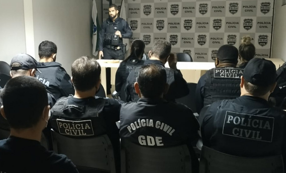 Policiais civis recebendo reunidos, recebendo instruções