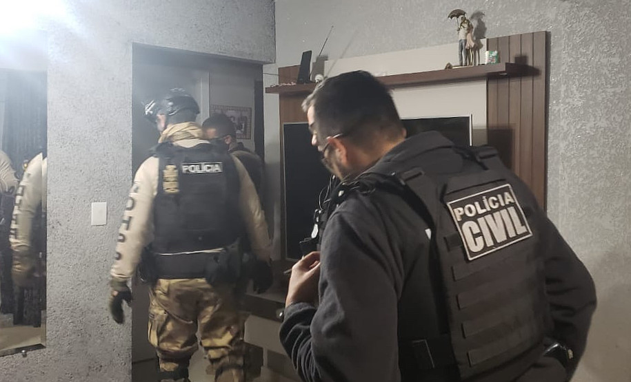 Policiais civis averiguando local