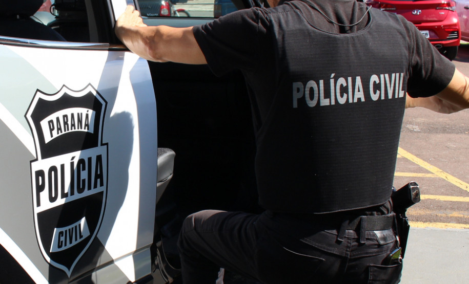 Policial civil entrando em viatura