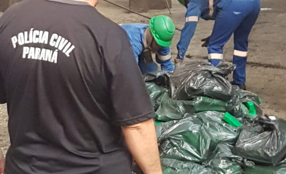 Policial observa pacotes de droga sendo levados para incineração