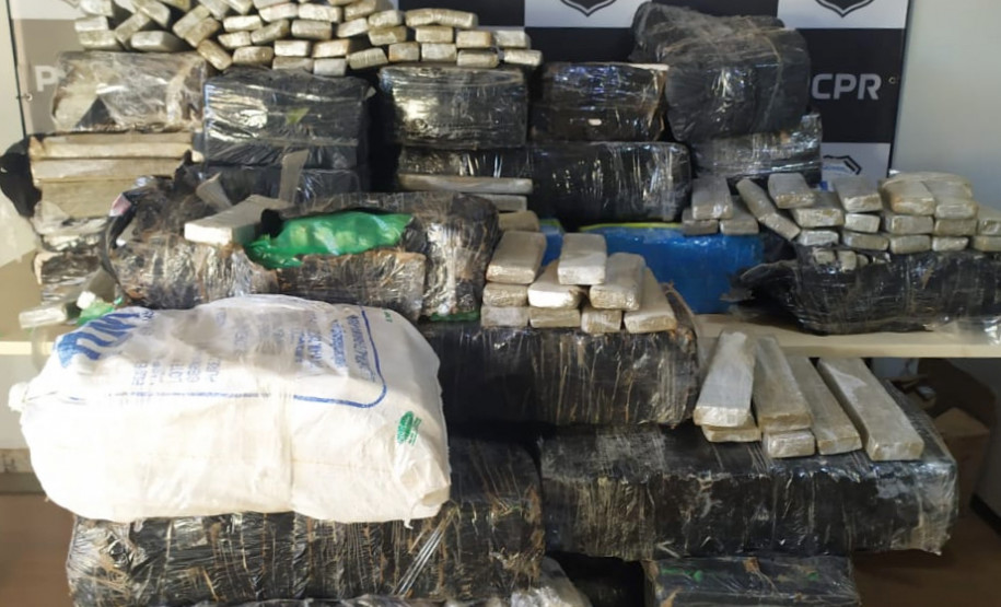 Diversos pacotes e tabletes da droga apreendida