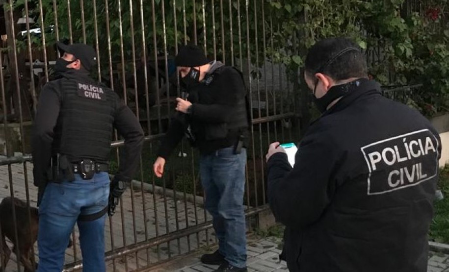 Policiais civis cumprindo buscas