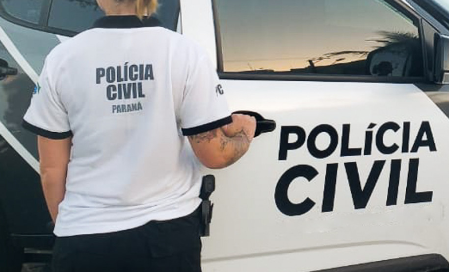 Policial civil entrando em viatura