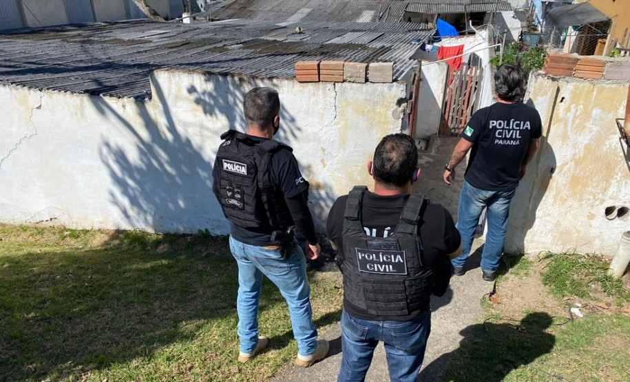 Policiais civis em frente à residência