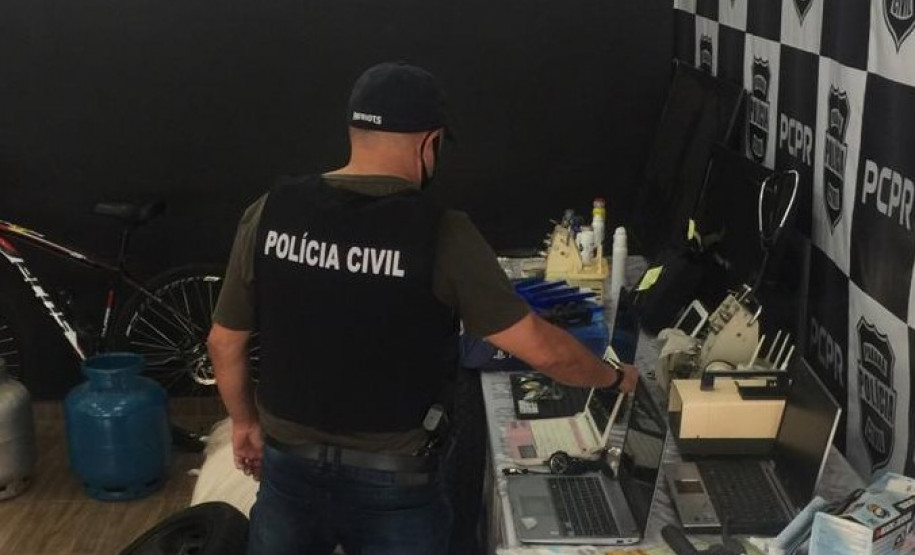 Policial Civil com os objetos furtados