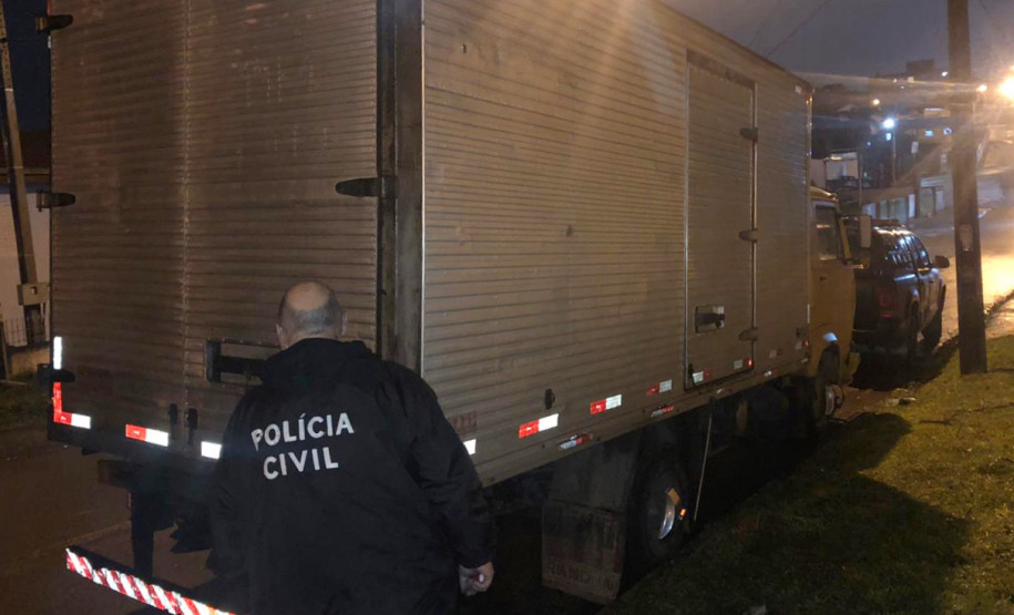 Policial civil observa caminhao recuperado