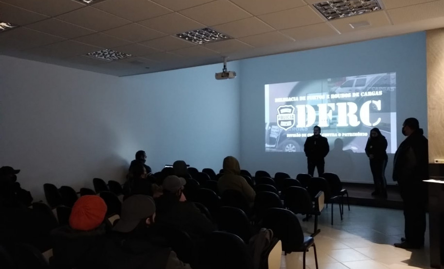 Policiais civis aparecem em foto durante palestra na RMC