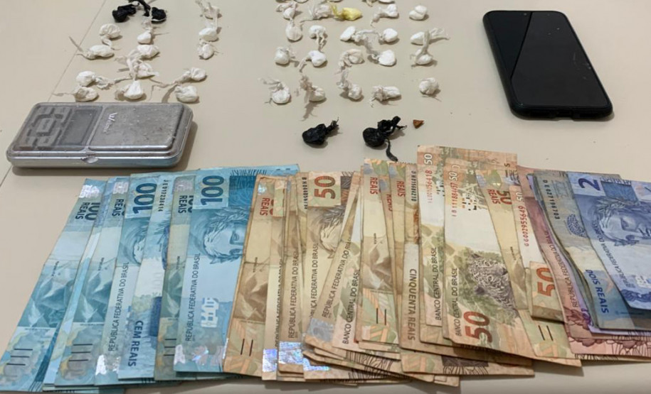 Droga, celulares e dinheiro apreendido