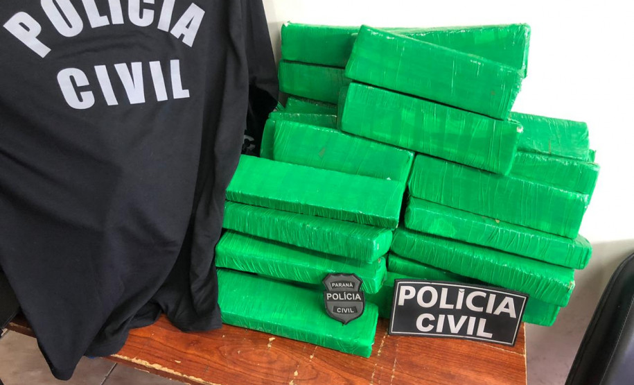 Tabletes de droga sobre uma mesa