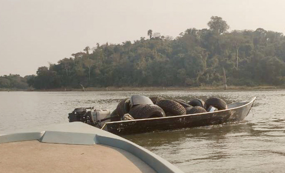 Embarcação com pneus, no rio
