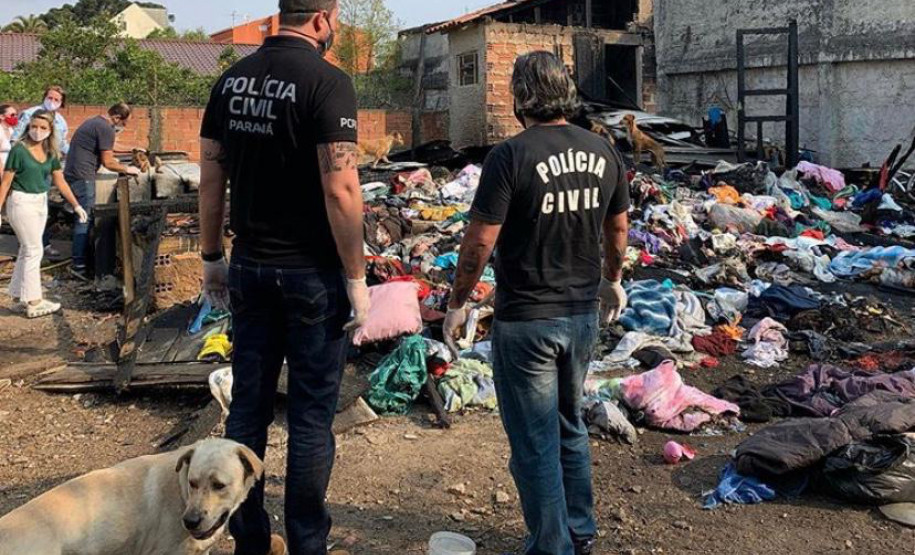 Policiais civis observam local