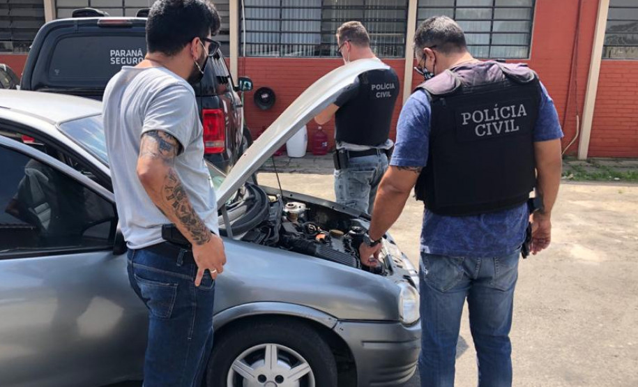 Policiais verificando veículo