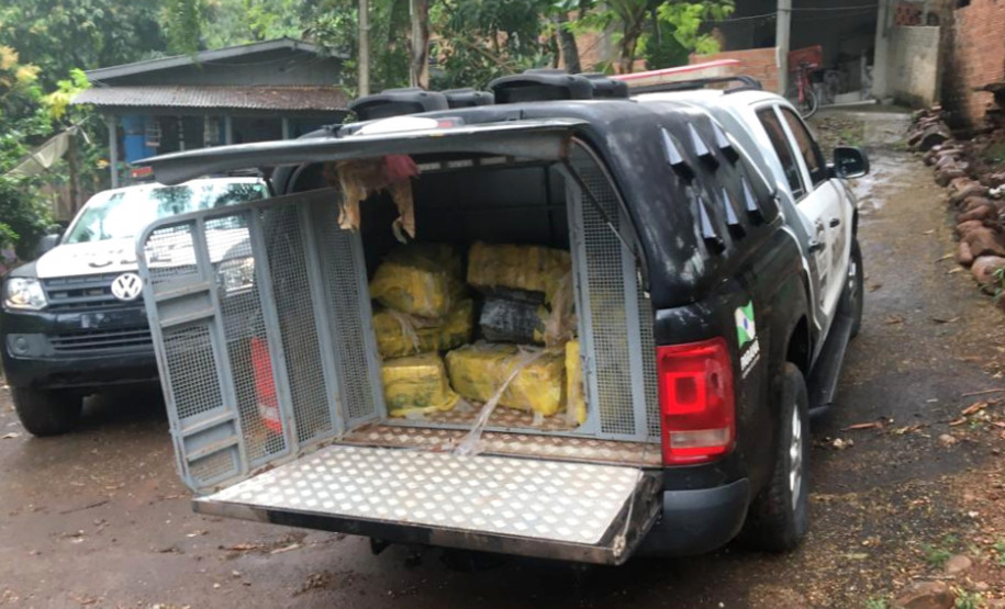 Viatura da policia civil carregada com droga apreendida