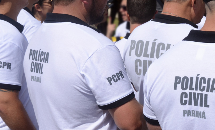 Diversos policiais civis de costas, reunidos