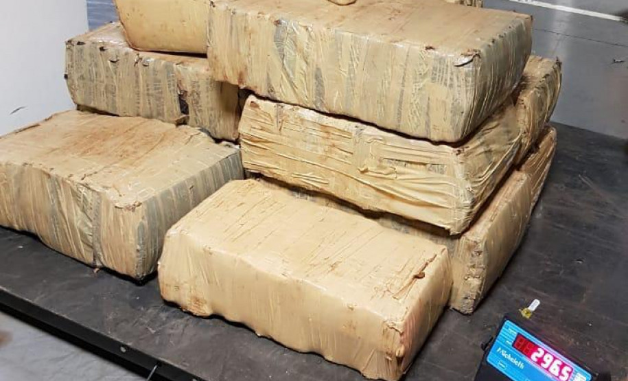 Diversos pacotes com a droga, sobre uma balança