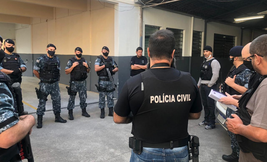 Policiais reunidos recebendo instruções para cumprir operação