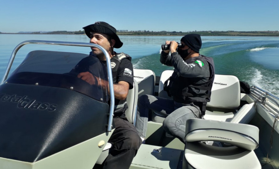 Dois policiais civis em um barco