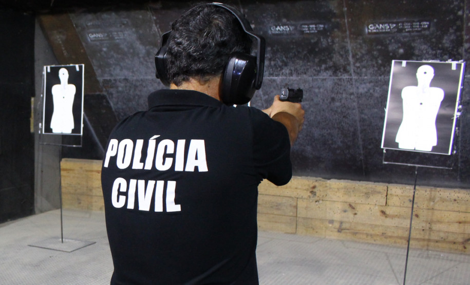 Policial civil em treinamento em estande de tiro