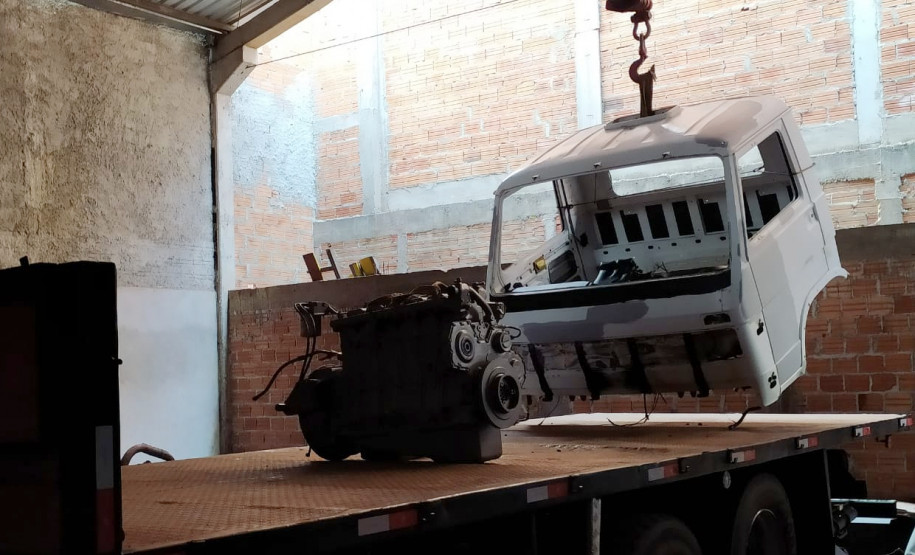 Parte de caminhão sendo apreendida