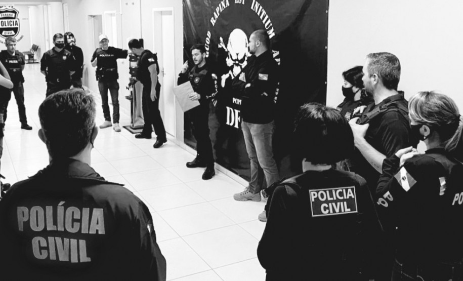 Policiais civis recebendo instruções para operação