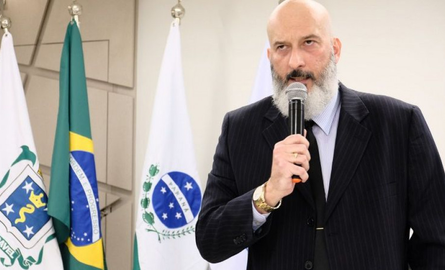 Policial ao microfone, falando ao público