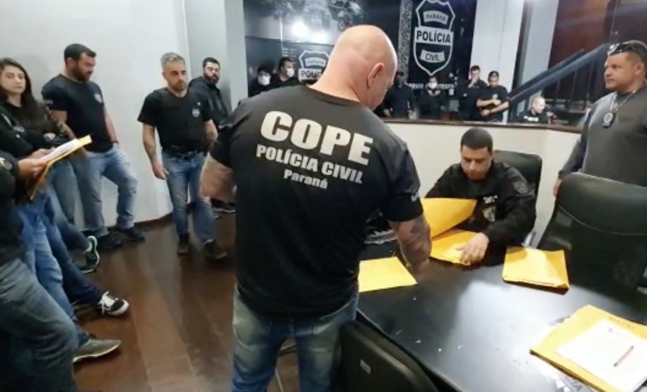 Policiais civis recebendo instruções antes de operação