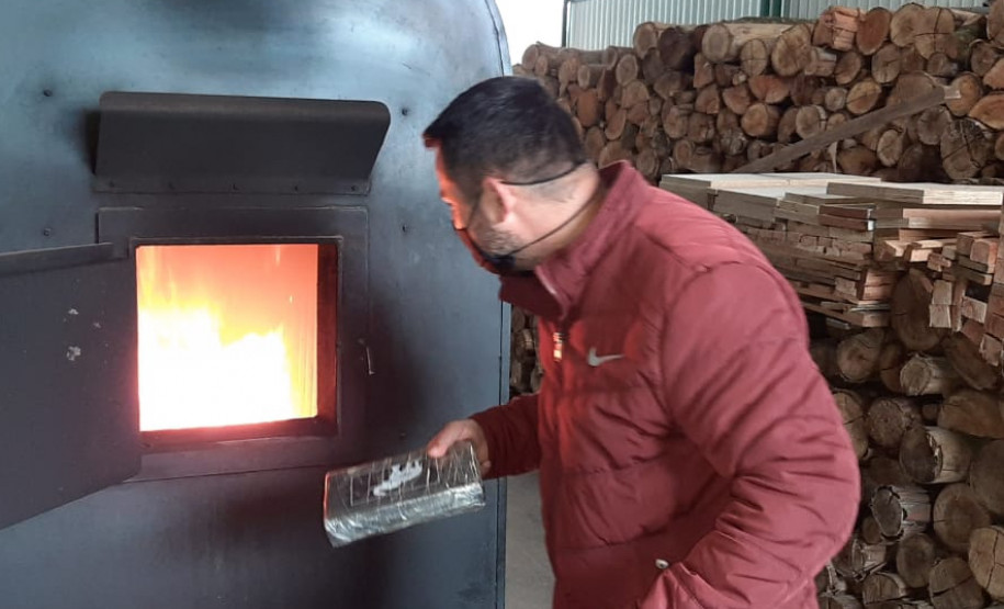 Policial civil jogando tablete de droga no incinerador