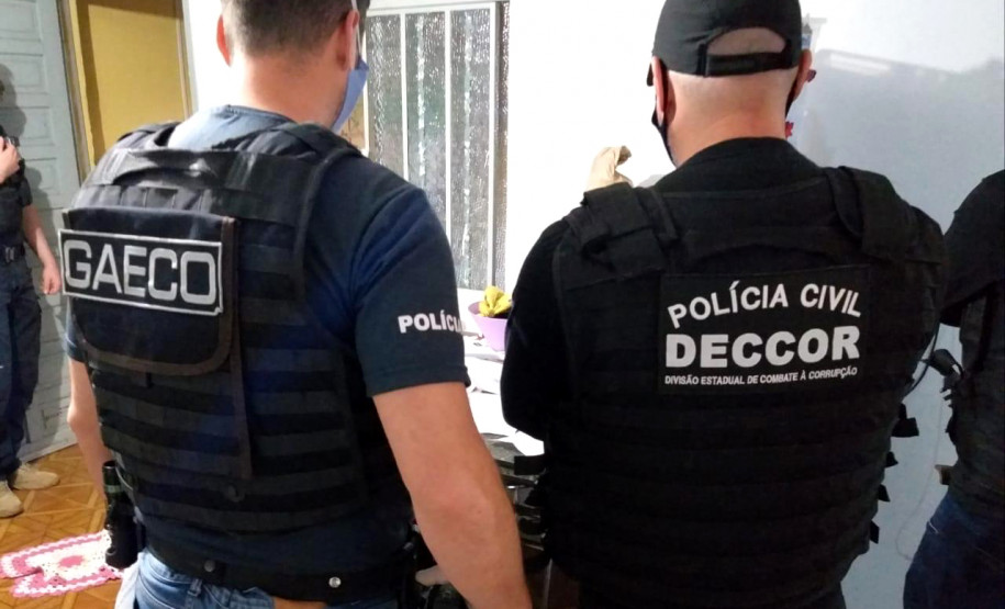 Policiais civis de costas