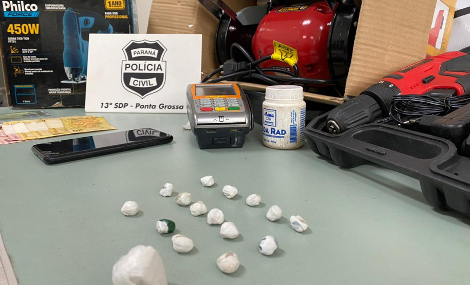 Droga agrupada sobre uma mesa