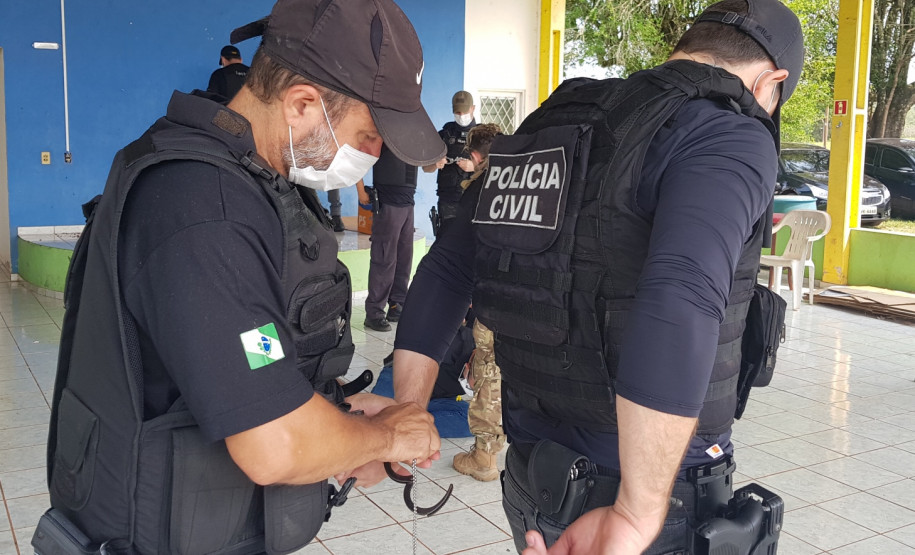 Policiais civis em treinamento de algemamento