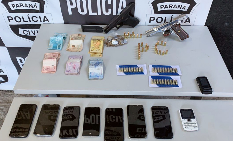 Materiais apreendidos organizados sobre uma mesa