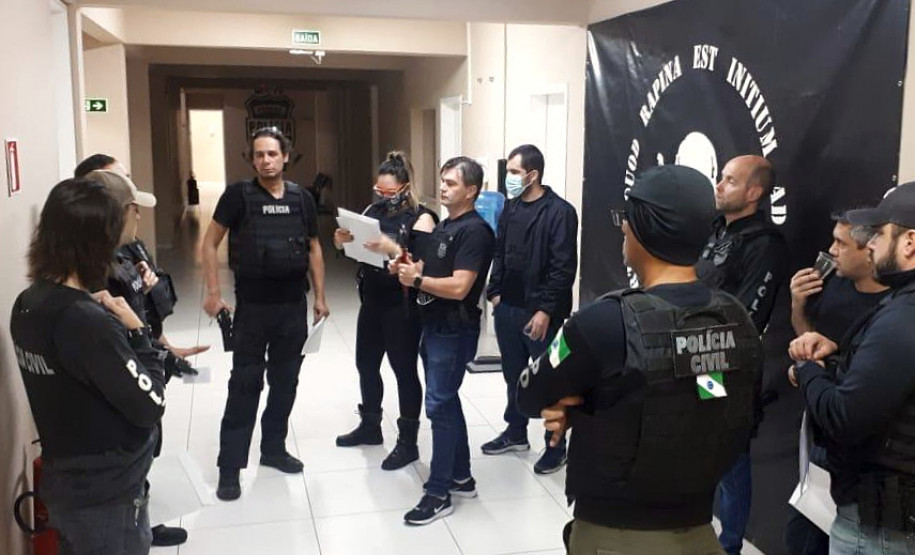Policiais civis recebendo instruções antes de operação