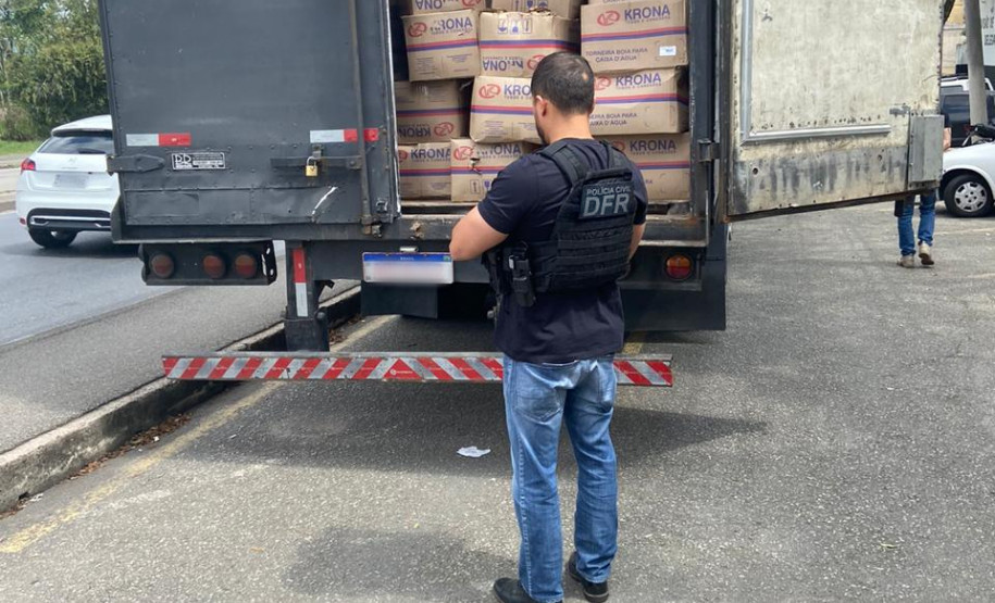 Policial civil observa caminhao com carga roubada