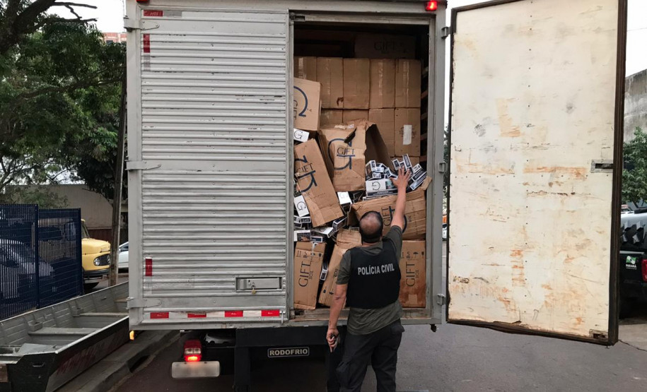 Policial civil verifica carga de cigarro em caminhão