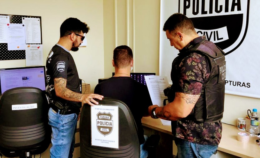 Três policiais civis reunidos na delegacia