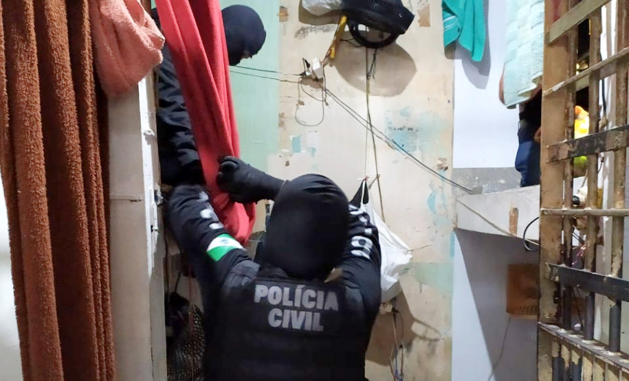 13-10 Policial civil investigando local