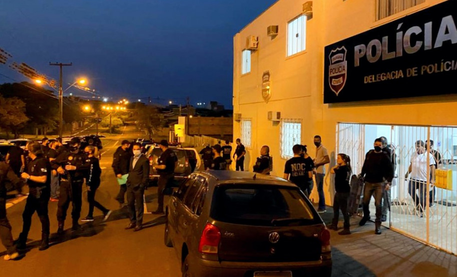 Diversos policiais civis saindo da delegacia para cumprir operação