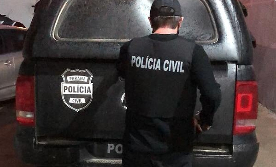 Policial civil abrindo porta-malas de viatura