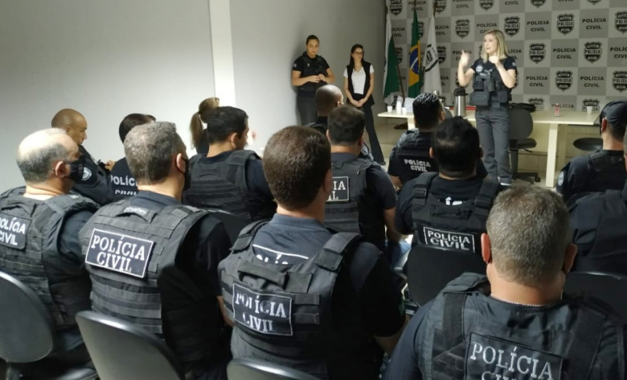 Diversos policiais civis reunidos, recebendo instruções para cumprir a operação