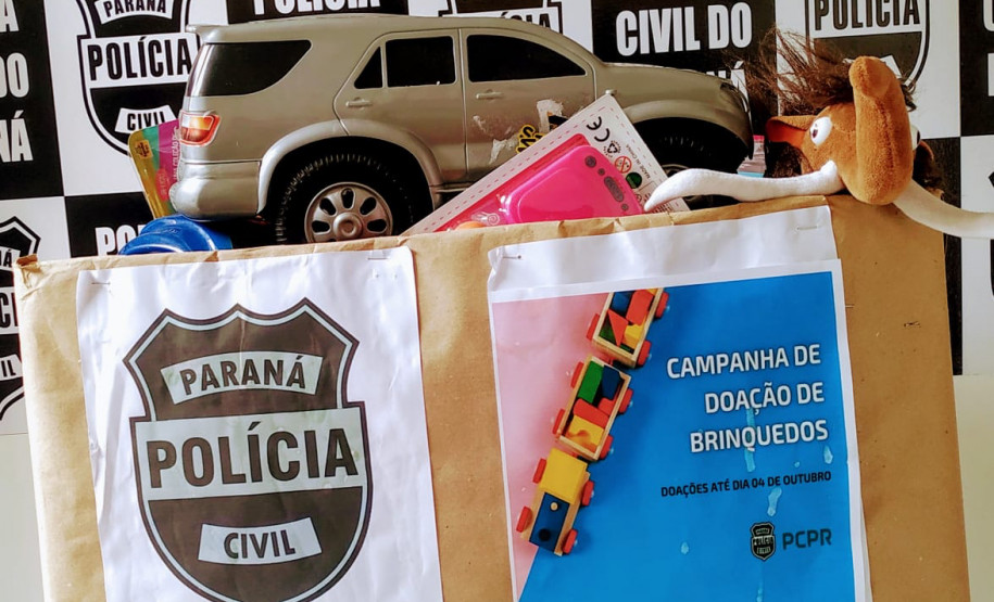 Caixa com brinquedos arrecadados pela PCPR