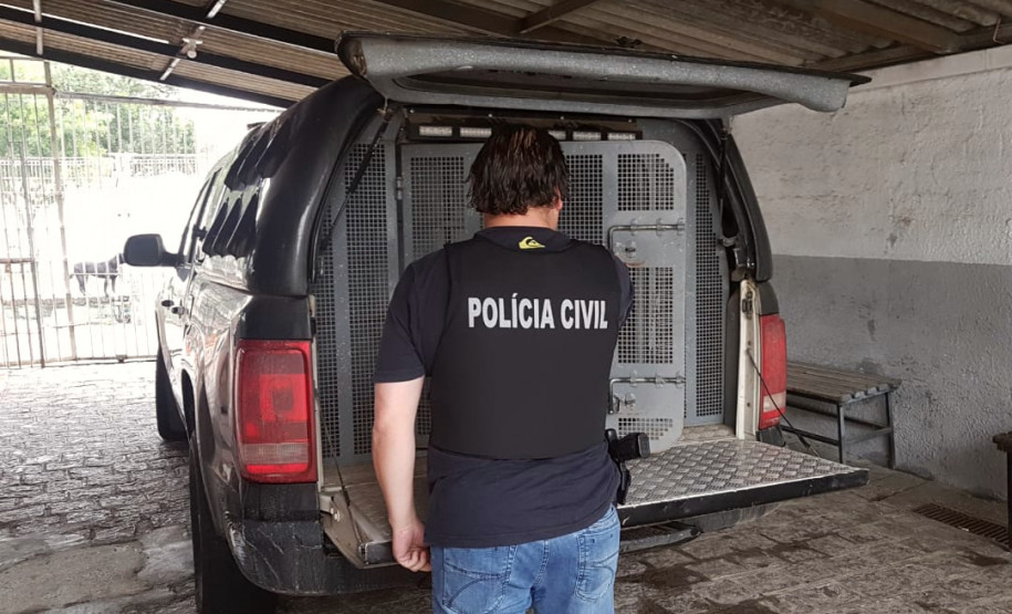 Policial civil abrindo porta-malas de viatura