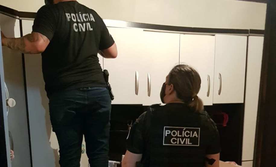 Policiais civis investigando local