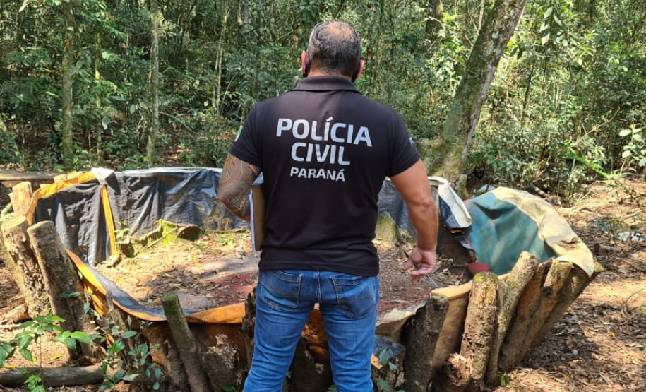 Policial civil de costas, observando local de rinha