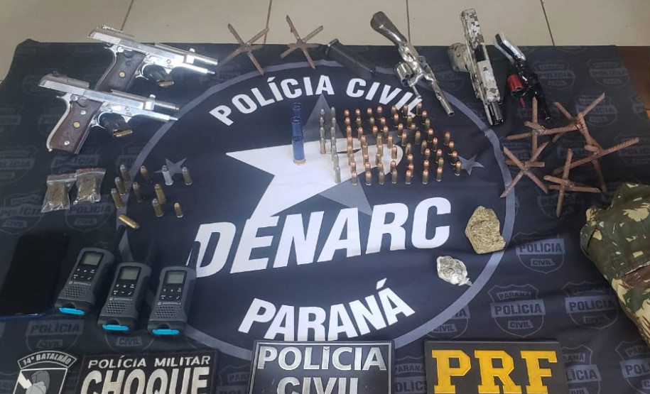 Material apreendido, sobre uma mesa