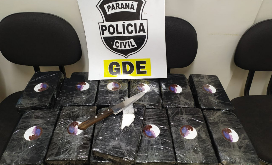 Diversos tabletes de droga sobre cadeiras