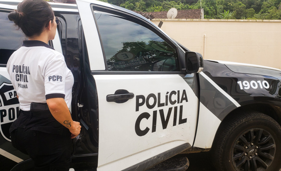 Policial civil entrando em viatura