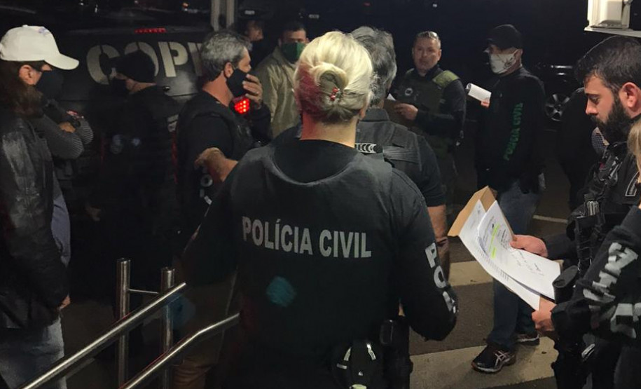 Policiais civis reunidos, recebendo instruções para operação