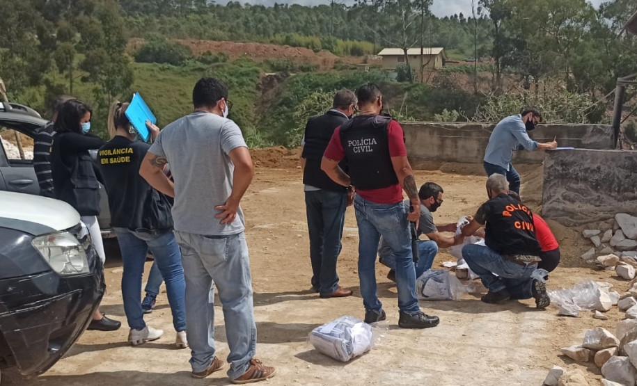 Policiais civis e demais envolvidos presentes no local