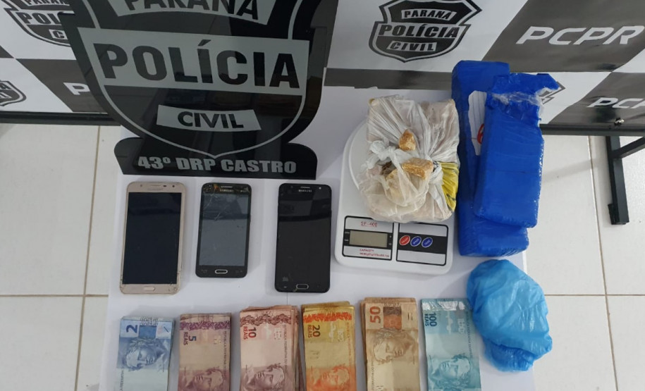 Material apreendido, sobre uma mesa